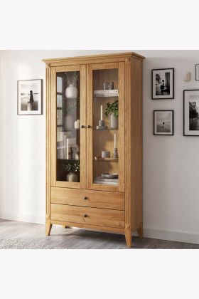 Rusztikus kőrisfa üvegajtós vitrin fiókokkal, skandináv stílusban